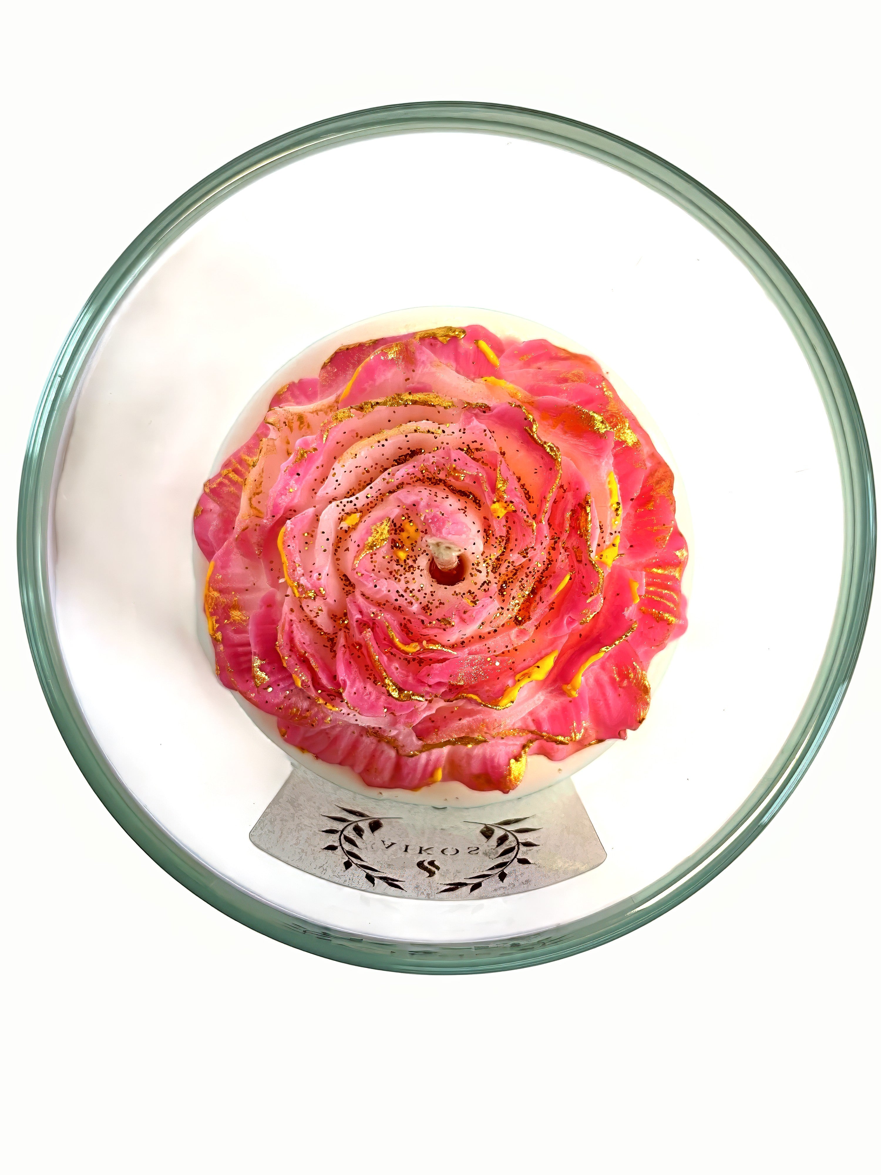 Świeca sojowa zapachowa z różowym kwiatem piwonii.