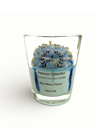 Świeca sojowa zapachowa z niebieskim kwiatem piwonii.