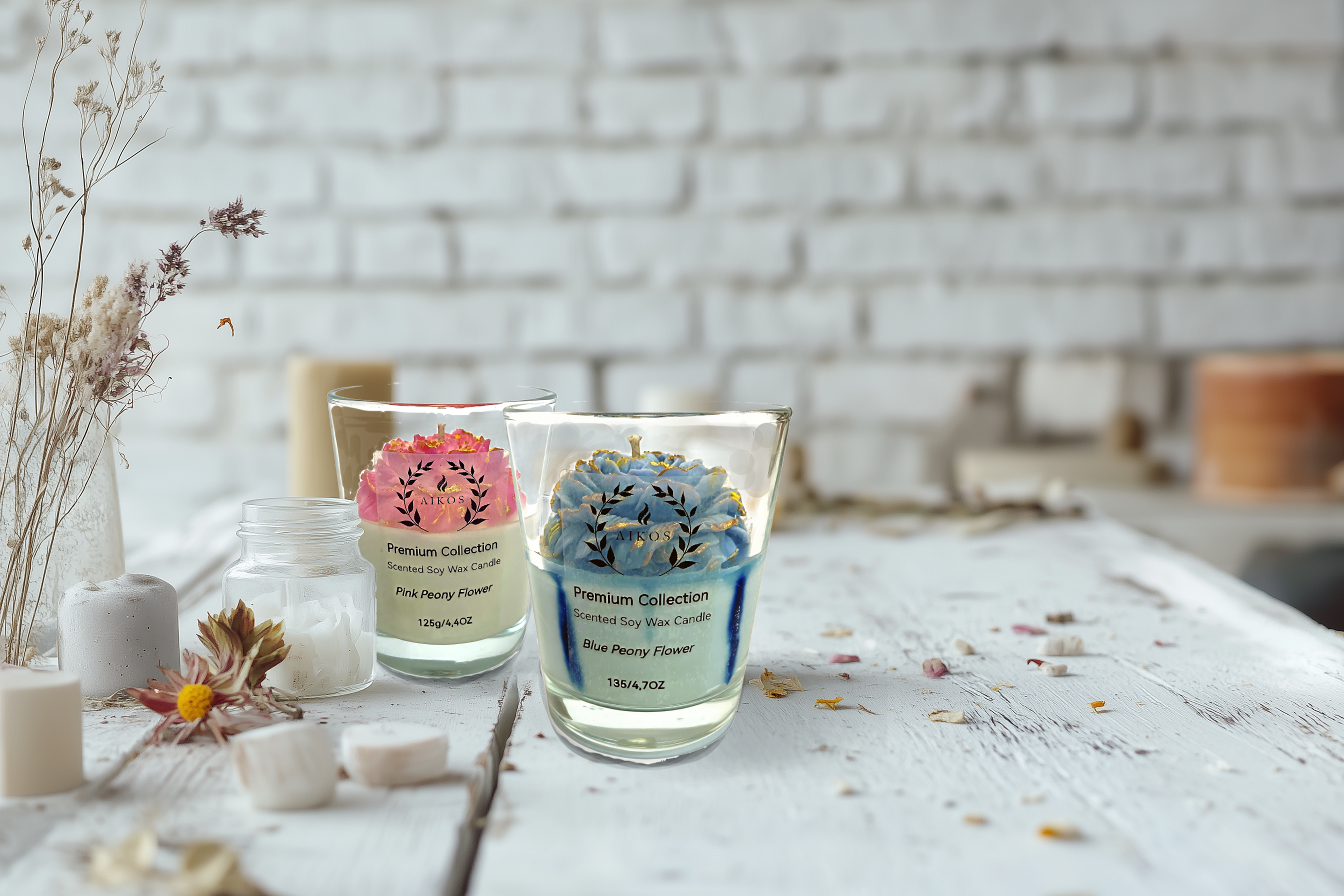 Świeca sojowa zapachowa z niebieskim kwiatem piwonii.